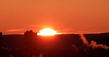Sunrise portre. Gerçek zamanlı. Ekaterinburg, Rusya Federasyonu. Video. UltraHD (4k)
