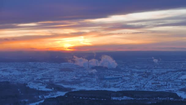 Zachód Słońca Nad Miastem Przemysłowym Dym Kominów Rewda Ekaterinburg Federacja — Wideo stockowe