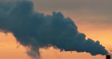 Gökyüzü güneş doğmadan önce baca dumanı silüeti. Telefoto lens. Serap atmosferde. Video. UltraHD (4k)