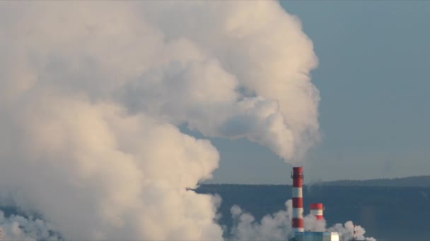 Fumaça Branca Vapor Vindo Dos Canos Lente Telefoto Miragem Atmosfera — Vídeo de Stock