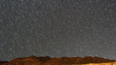 Fani izleri şeklinde yıldız üzerinden izler. Dağların üzerinden Samanyolu. Video. UltraHD (4k)