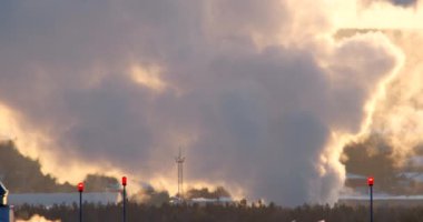 Yoğun Buhar yükselir, sabah erken, backlight. Telefoto lens, Mirage atmosferde. Video. UltraHD (4k)