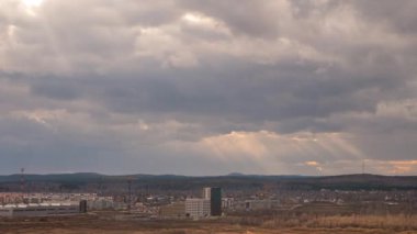 Yekaterinburg, Rusya Federasyonu banliyölerinde üzerinde akşam bulutlar. Zaman atlamalı. Video. UltraHD (4k)