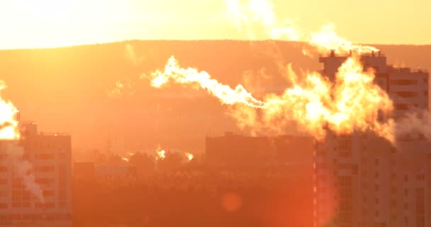 Rauch Aus Rohren Einem Wohnhochhaus Frühen Morgen Gegenlicht Teleobjektiv Ein — Stockvideo