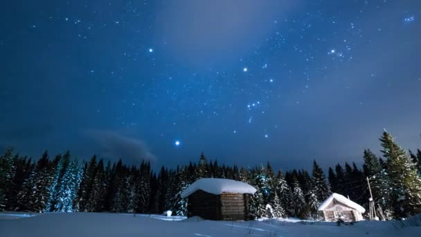 Kleines Haus Auf Dem Hintergrund Des Sternenhimmels Mit Wolken Winter — Stockvideo