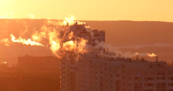 高層住宅ビル バックライトのパイプから煙が 望遠レンズ 大気中のミラージュ ビデオ Ultrahd — ストック動画