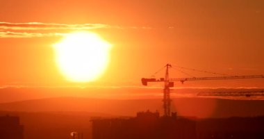 Vinçler batan güneşin zemin karşı. Arka ışık. Ekaterinburg, Rusya Federasyonu. Video. UltraHD (4k)