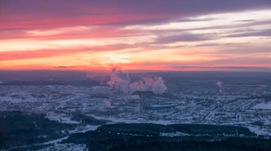 Günbatımı sanayi şehri. Bacalardan gelen duman. Revda, Ekaterinburg, Rusya Federasyonu. Zaman atlamalı. Video. UltraHD (4k)