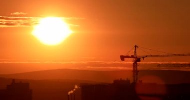 Vinçler batan güneşin zemin karşı. Arka ışık. Ekaterinburg, Rusya Federasyonu. Video. UltraHD (4k)