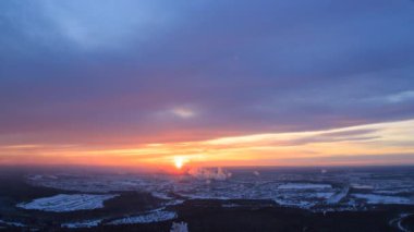 Günbatımı sanayi şehri. Bacalardan gelen duman. Revda, Ekaterinburg, Rusya Federasyonu. Zaman atlamalı. Video. UltraHD (4k)