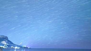 Fani izleri şeklinde yıldız üzerinden izler. Cape Sarich (altın), Kırım'da en güney noktası. Zaman atlamalı. Video. UltraHD (4k)