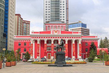 Moğolistan, Ulaanbaatar - 08 Ağustos 2018: Ulusal Akademik Dram Tiyatrosu ve Yumzhagiin Tsedenbalu Anıtı. 40 yıldır Moğolistan gitti