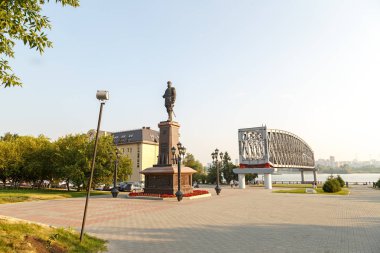 Rusya, Novosibirsk - 19 Temmuz 2018: Alexander III anıt park - şehir başlangıç yüklü