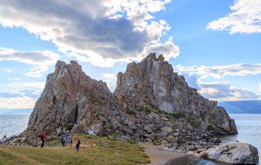 Rusya, Khuzhir - 30 Temmuz 2018: Turist şaman Rock yürüyor. Olkhon Adası, Bay 
