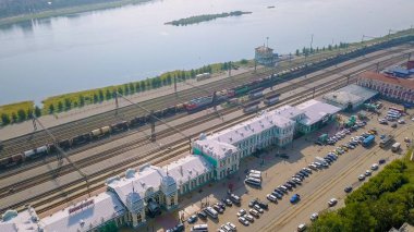 Rusya, Irkutsk. Irkutsk Şehir Merkez Tren Garı. Irkutsk-yolcu. Rusça - Irkutsk, Dron üzerinden metin  