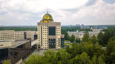 Yeni ana bina Novosibirsk State University. Novosibirsk, Rusya Federasyonu. Akademgorodok, Dron üzerinden  