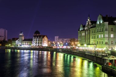 Rusya, Kaliningrad - 20 Eylül 2018: Gece fotoğraf. Kaliningrad şehir set balık Köyün ortasından