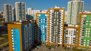 Yekaterinburg şehrinin yeni bir bölgesinde yeni binalar. Şehir merkezinin panoramik görüntüsü. İniş. Rusya, Drone 'dan