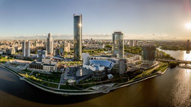 Şehir Merkezi, Ekaterinburg, gökdelenler arkasında Şehir su birikintisi. Rusya. Hava fotoğrafçılığı