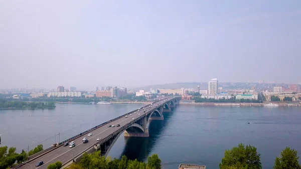 叶尼塞河河对面的公共桥的景色 克拉斯诺亚尔斯克市的中心 俄罗斯 从德龙 — 图库照片