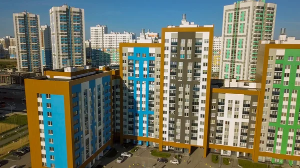 Yekaterinburgの街の新しいエリアに新しい建物 市内中心部のパノラマビュー 着陸だ ロシアドローンから — ストック写真