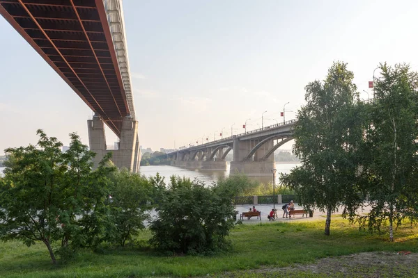 Russia, Novosibirsk - July 19, 2018: The Novosibirsk Metro Bridge and the Communal Bridge over the Ob River, bottom view — Stock Image Russia Novosibirsk July 2018 Novosibirsk Metro Bridge Communal Bridge River Stock Photo