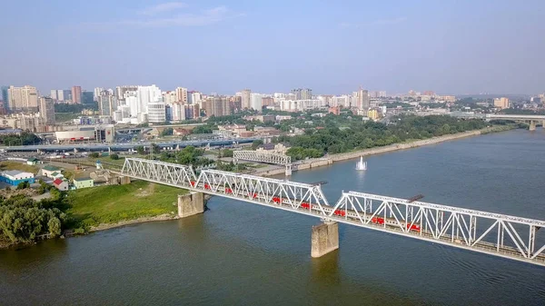 Elektryczny Pociąg Przecina Rzeka Pierwszy Most Kolejowy Nowosybirsku Panorama Miasta — Zdjęcie stockowe