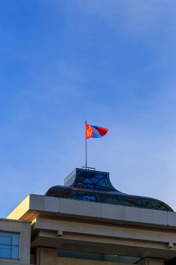 Moğolistan, Ulaanbaatar - 08 Ağustos 2018: Hükümet sarayının ayarla Moğolistan bayrağı cengiz Meydanı Kuzey tarafında bulunan