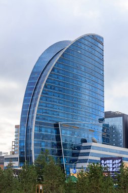 Moğolistan, Ulaanbaatar - 08 Ağustos 2018: Blue Sky Hotel ve kule. Başkentin kalbinde yer alan