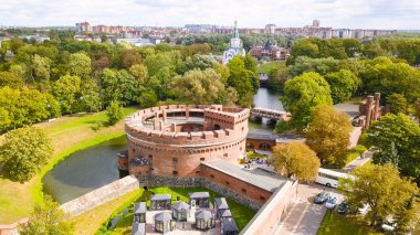 Rusya, Kaliningrad - 22 Eylül 2018: Kaliningrad bölgesel Amber Müze. Drone üzerinden ortalarında on dokuzuncu yüzyıldan kalma bir kale kule yer alır  