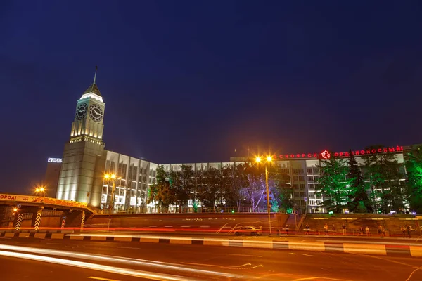Rusya, Krasnoyarsk - 23 Temmuz 2018: Gece fotoğraf. Şehir Saat Kulesi, Krasnoyarsk şehir Yönetim (Krasnoyarsk Big Ben)
