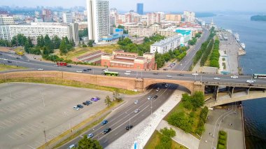 Rusya, Krasnoyarsk - 22 Temmuz 2018: Tiyatro Meydanı. Ortak köprü. Krasnoyarsk, Dron üzerinden şehir panoraması  