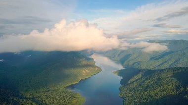 Panoramik göl Teletskoye, bulutlar tırmanıyor. Rusya, altay. Ormanlar, üzerinden Drone ile kaplı dağları  