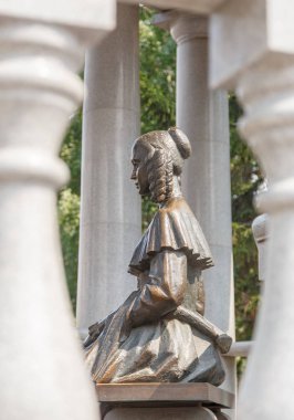 Rusya, Krasnoyarsk - 23 Temmuz 2018: Aleksandr Puşkin ve Natalia Goncharova anıt. Puşkin Meydanı'nda yüklü