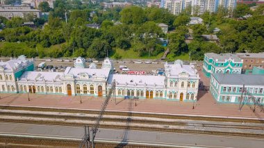 Rusya, Irkutsk. Irkutsk Şehir Merkez Tren Garı. Irkutsk-yolcu. Rusça - Irkutsk, Dron üzerinden metin  