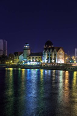 Rusya, Kaliningrad - 22 Eylül 2018: Gece fotoğraf. Kaliningrad şehir set balık Köyün ortasından