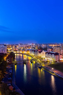 Kaliningrad merkezi gece manzarası. Jubilee Köprüsü, balık Köyü, kanalları Pregolya Nehri'nin. Rusya