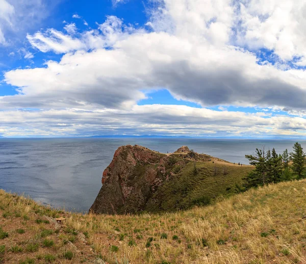 Russia Baikal Olkhon Turisti Cape Shunte Ammirano Lago Baikal — Foto Stock