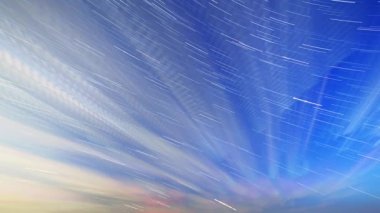 Bulutlar ve mehtaplı bir gecede yıldız. Ay çerçevede görüntülenir ve bu yanıp söner 