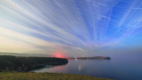 ロシア バイカル湖 モンゴルへ島 雲や小さな海湾の月明かりに照らされた夜の星 ケープ サガン Khushun — ストック動画