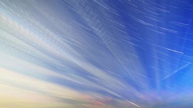 Bulutlar ve mehtaplı bir gecede yıldız. Ay çerçevede görüntülenir ve bu yanıp söner 