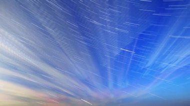 Bulutlar ve mehtaplı bir gecede yıldız. Ay çerçevede görüntülenir ve bu yanıp söner 