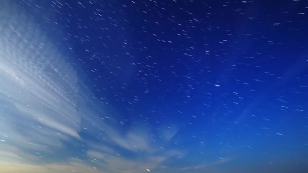 Облака Звезды Лунную Ночь Луна Появляется Кадре Вспыхивает — стоковое видео