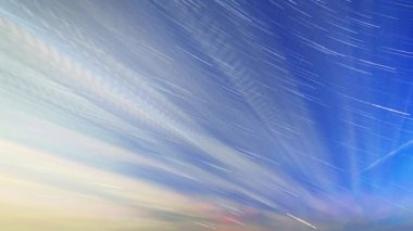 Bulutlar ve mehtaplı bir gecede yıldız. Ay çerçevede görüntülenir ve bu yanıp söner 