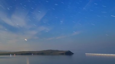 Rusya, Baykal Gölü, Olkhon Adası, bulutlar ve küçük deniz Bay mehtaplı bir gecede yıldızlara. Cape Sagan-Khushun