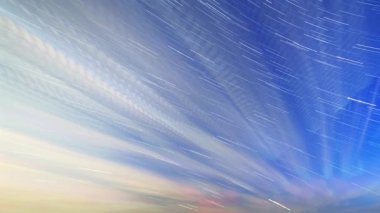 Bulutlar ve mehtaplı bir gecede yıldız. Ay çerçevede görüntülenir ve bu yanıp söner 