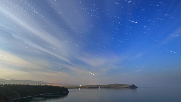 Rusland Het Baikalmeer Olkhon Island Wolken Sterren Een Maanverlichte Nacht — Stockvideo