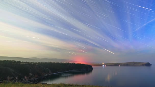 ロシア バイカル湖 モンゴルへ島 雲や小さな海湾の月明かりに照らされた夜の星 ケープ サガン Khushun — ストック動画