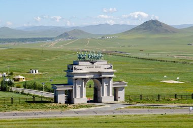 Moğolistan, Ulaanbaatar - 08 Ağustos 2018: Güneşli havalarda atlı heykeli, cengiz han için karmaşık ağ geçidi. Ulaanbaatar, Moğolistan