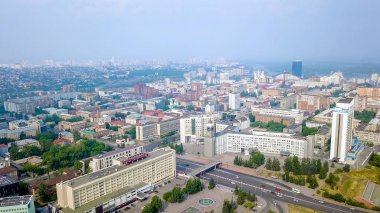 Rusya, Krasnoyarsk - 22 Temmuz 2018: Şehir saat. Tiyatro Meydanı. Şehir yönetimi. Krasnoyarsk, Dron üzerinden şehir panoraması  